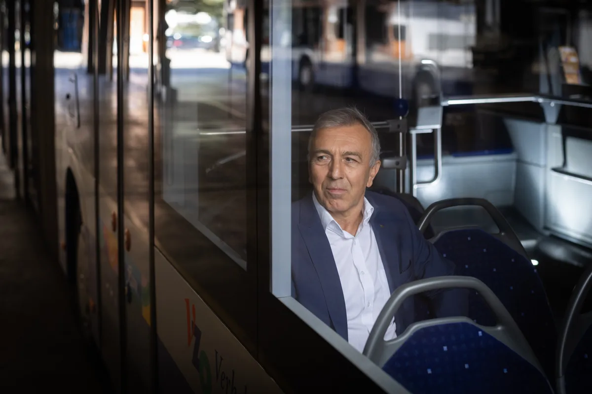 Werner Trachsel, CEO VZO, portraitiert im Busdepot Grüningen.